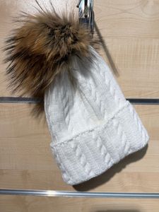 Hovedbilde Strikkelue m/dusk oppbrett Hvit