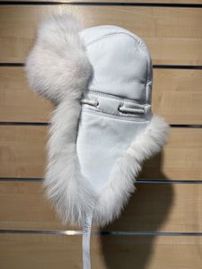 Hovedbilde Pelslue med hvit nappa og hvitrev